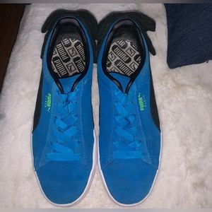 Suede puma size 7.5. Royal blue with black bow in back.